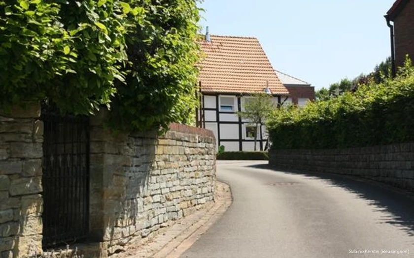 Grünsandsteinmauer in Beusingsen