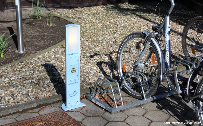 Akku leer? In Bad Sassendorf gibt es mehrere E-Bike Ladestationen, u.a. an der Börde-Therme. Während der Akku Ihres Rads lädt, können Sie in der Therme entspannen.