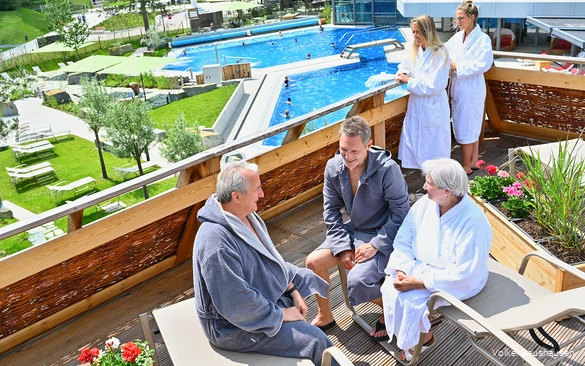 Ein Besuch der Badelandschaft in der Börde-Therme ist für alle ein Spaß - Champagnerliegen, Massagendüsen und der Sprudelpilz sorgen für Abwechslung.