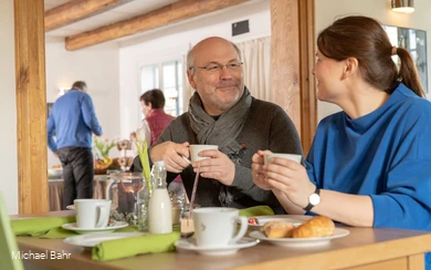 Im rustikalen Ambiente des denkmalgeschützten Haupthauses auf dem Hof Haulle befindet sich das Siedecafé, das erste Bio-Café in Bad Sassendorf.