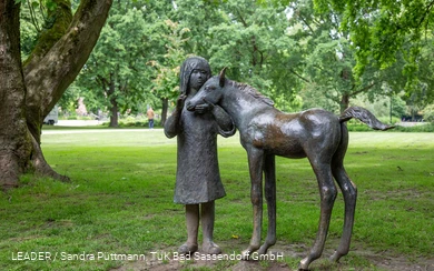 Mädchen mit Fohlen (Skulptur im Kurpark Bad Sassendorf)