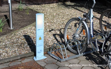 Akku leer? In Bad Sassendorf gibt es mehrere E-Bike Ladestationen, u.a. an der Börde-Therme. Während der Akku Ihres Rads lädt, können Sie in der Therme entspannen.