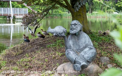 Alter Mann mit Fisch (Skulptur im Kurpark Bad Sassendorf)