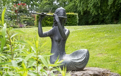 Flötenspielerin (Skulptur im Kurpark Bad Sassendorf)