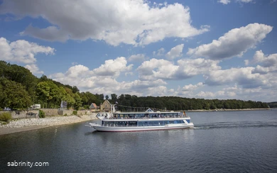 Mit 40 km Seeufer ist der Möhnesee ein ideales Ziel zum Schwimmen, Segeln und Surfen – kurz: zum Erholen, mit dem Rad über die Pengel-Anton-Route ohne große Steigungen zu erreichen..
