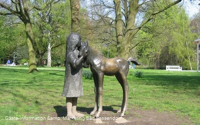 Mädchen mit Fohlen (Skulptur im Kurpark)