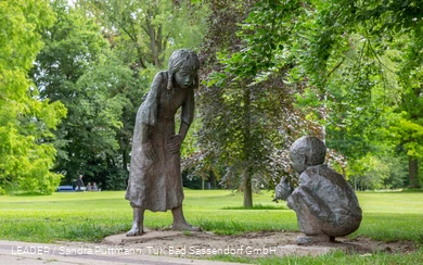 Geschwisterliebe (Skulptur im Kurpark Bad Sassendorf)