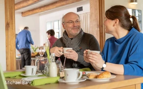 Im rustikalen Ambiente des denkmalgeschützten Haupthauses auf dem Hof Haulle befindet sich das Siedecafé, das erste Bio-Café in Bad Sassendorf.