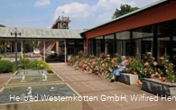 Vor der Kurhalle im Kurpark von Bad Westernkotten