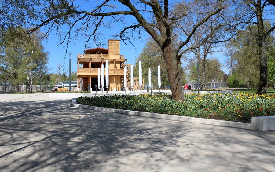 Mit der Sonne um die Wette glänzt das neue Erlebnis-Gradierwerk im Kurpark Bad Sassendorf. Von der ersten Etage aus genießt man einen schönen Blick über die Gartenspange hinweg bis zum Platz Nass.
