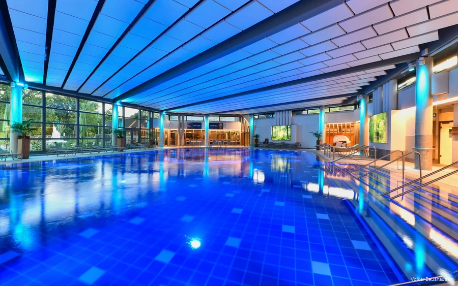 Sich treiben lassen und entspannen, die Börde-Therme Bad Sassendorf bietet dafür in ihrem großen Innenbecken und den zwei Außenbecken ausreichend Platz.reichend