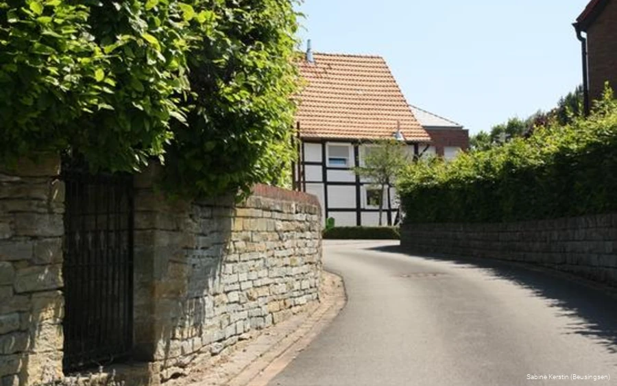 Grünsandsteinmauer in Beusingsen