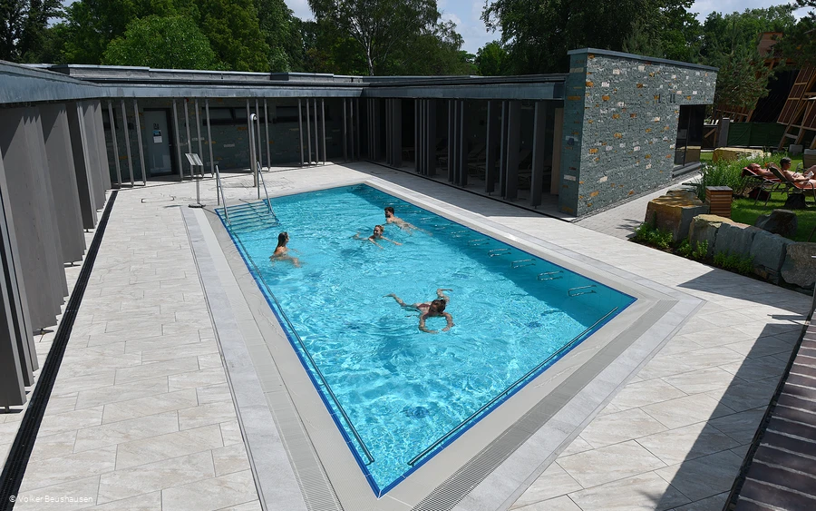 Das Bild zeigt das Sole-Schwebebecken in der Börde Therme Bad Sassendorf.