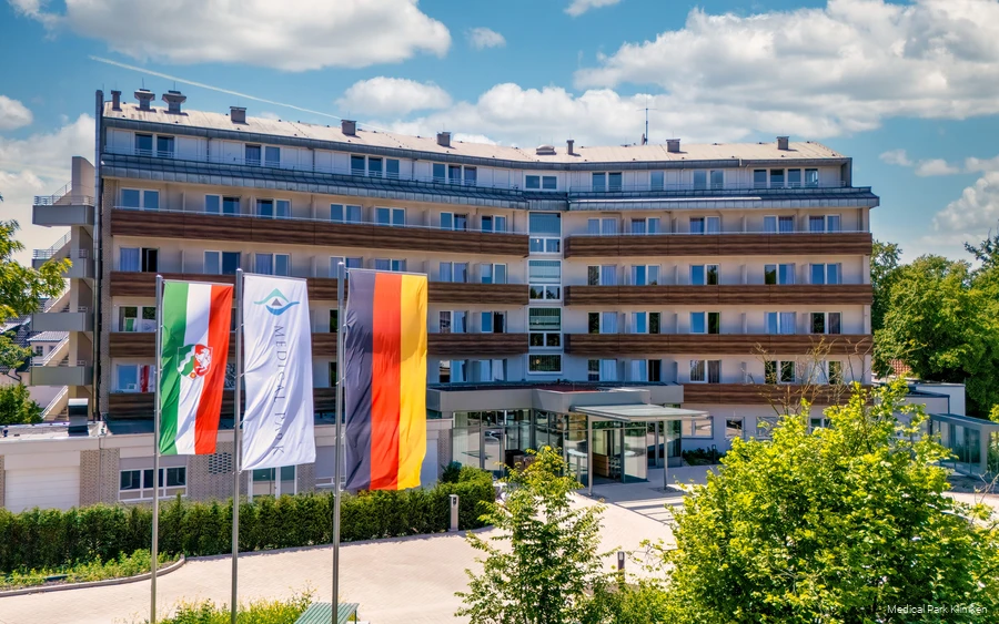 Die Klinik im Park ist eine AHB- und Rehabilitationsklinik für Orthopädie, Traumatologie, Innere Medizin, Rheumatologische Begleiterkrankungen, Naturheilverfahren, zertifiziert nach KTQ-Reha