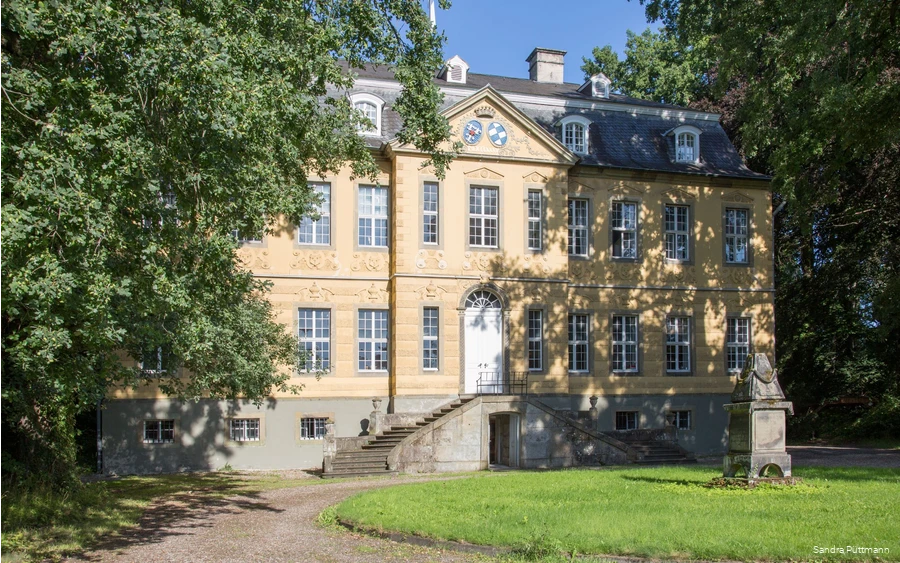 Haus Sassendorf (Schloss im Kurpark Bad Sassendorf) Das Haus Sassendorf ist in Privatbesitz, ein Betreten des Geländes ist Unbefugten untersagt.