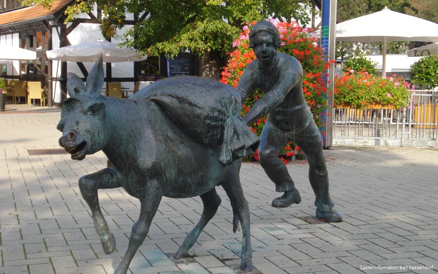 Die Sassendorfer Salzspuren sind ein Rundgang vom Hof Haulle durch den Ort und den Kurpark, vorbei an Gebäuden, Plätzen und Kunstwerken, die die lokale Salzhistorie dokumentieren und/oder für die Verwendung der Sole zu Heilzwecken stehen.