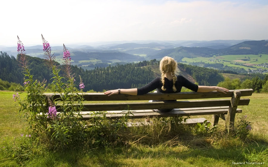 Immer wieder auf und ab geht es im Sauerland, durch schwingende Landschaften mit grünen Hügeln, langen Bergkämmen und weiten Tälern. Von oben genießt man einen herrlichen Ausblick.