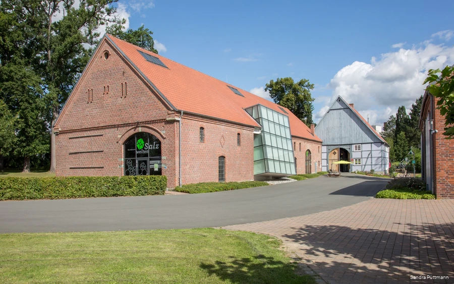 Erlebnismuseum Westfälische Salzwelten auf Hof Haulle Das Erlebnismuseum Westfälische Salzwelten gehört zu den Eingangstoren entlang der LEADER-Radroute Wasser.Wege.Winkel durch die Region Lippe-Möhnesee.