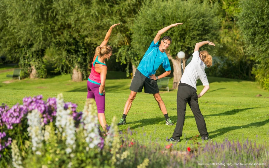 Fit im Kurpark, Yoga am Gradierwerk oder Qi Gong am Gradierwerk - probieren Sie die neuen "Gesund im Kurpark"-Angebote aus!