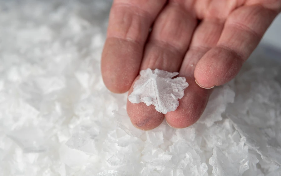 Solche Salzkristalle bzw. -pyramiden entstehen beim Sieden.