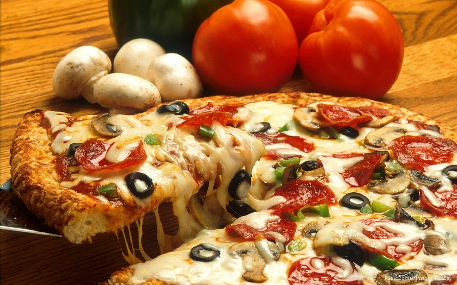 Eine lecker belegte Pizza mit Salami, Tomaten, Champignons, Oliven und viel Käse.