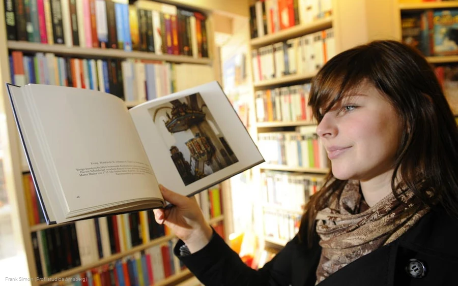 In der Bücherei finden Sie eine große Auswahl an Büchern verschiedener Genres, außerdem liegen Zeitungen und Zeitschriften zum Lesen aus.