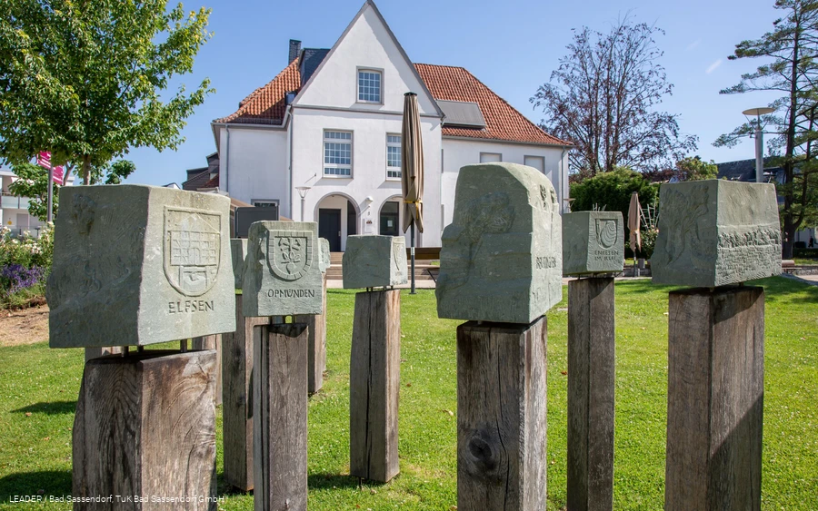 Stelen-Kunstwerk "50 Jahre Großgemeinde Bad Sassendorf" am Jahnplatz