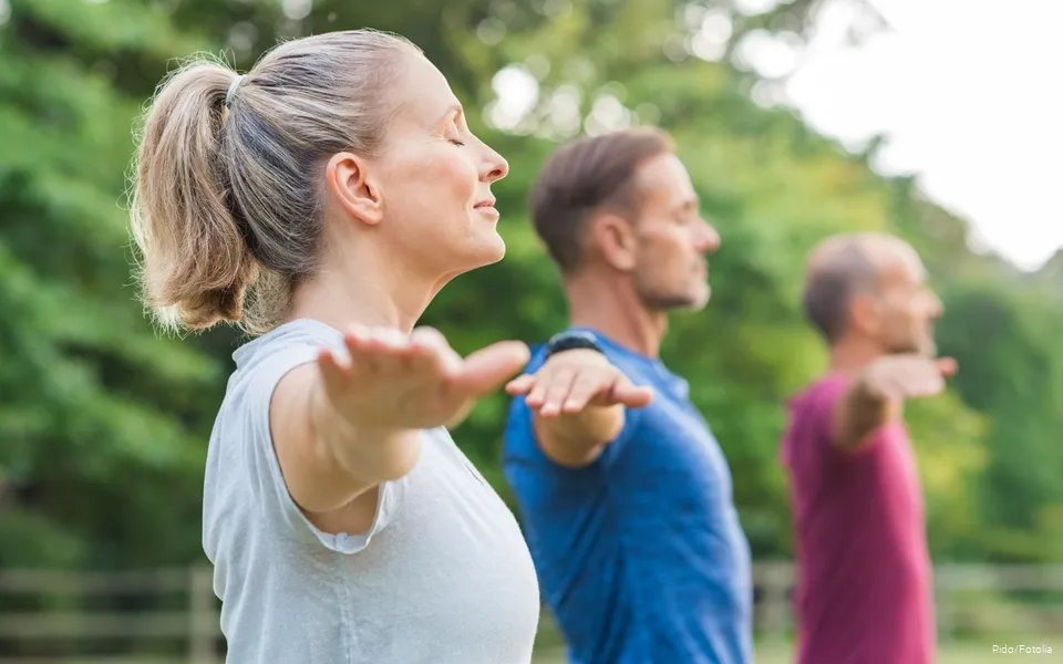 Vor der imposanten Kulisse des Gradierwerks im Kurpark findet im Sommer regelmäßig Qi Gong statt.