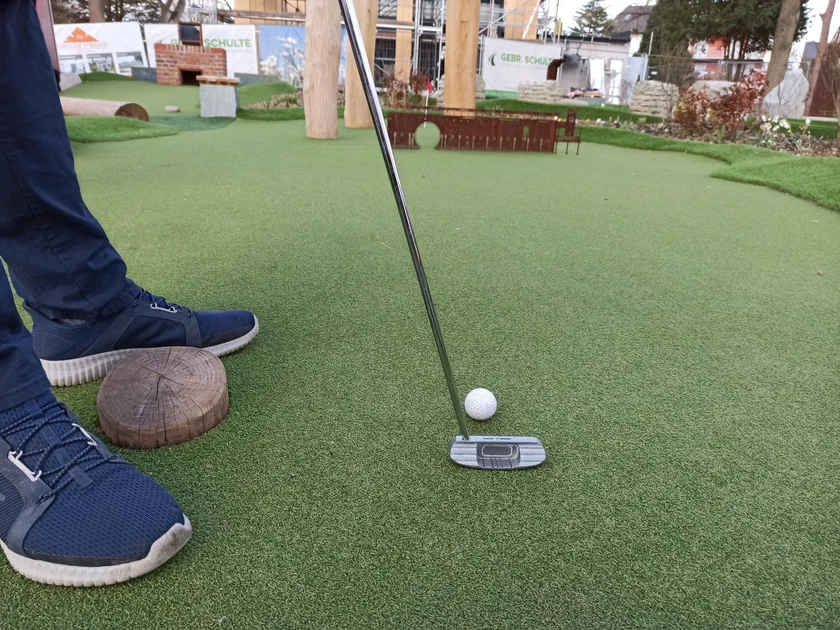 Sieht so aus, als k&ouml;nnte das passen - durch den Rundbogen des Gradierwerks gespielt und mit genug Schwung, trifft man das Loch dahinter direkt und versenkt den Golfball mit einem Schlag.