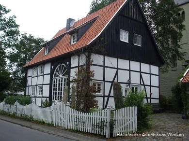 Das Küsterhaus wurde früher von Küstern und Dorfschullehrern bewohnt. 1986 wurde es von der Kirchengemeinde verkauft und 1993 vom jetzigen Besitzer vollständig restauriert.