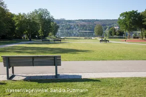 Seepark mit Blick auf den Möhnesee