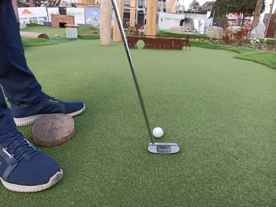 Sieht so aus, als k&ouml;nnte das passen - durch den Rundbogen des Gradierwerks gespielt und mit genug Schwung, trifft man das Loch dahinter direkt und versenkt den Golfball mit einem Schlag.