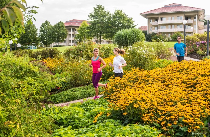 Der Kurpark Bad Sassendorf bietet vielfältige Möglichkeiten, aktiv zu werden und etwas für die Gesundheit zu tun, z. B. verschiedene Laufstrecken.