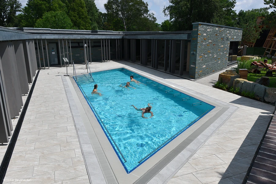 Das Bild zeigt das Sole-Schwebebecken in der Börde Therme Bad Sassendorf.