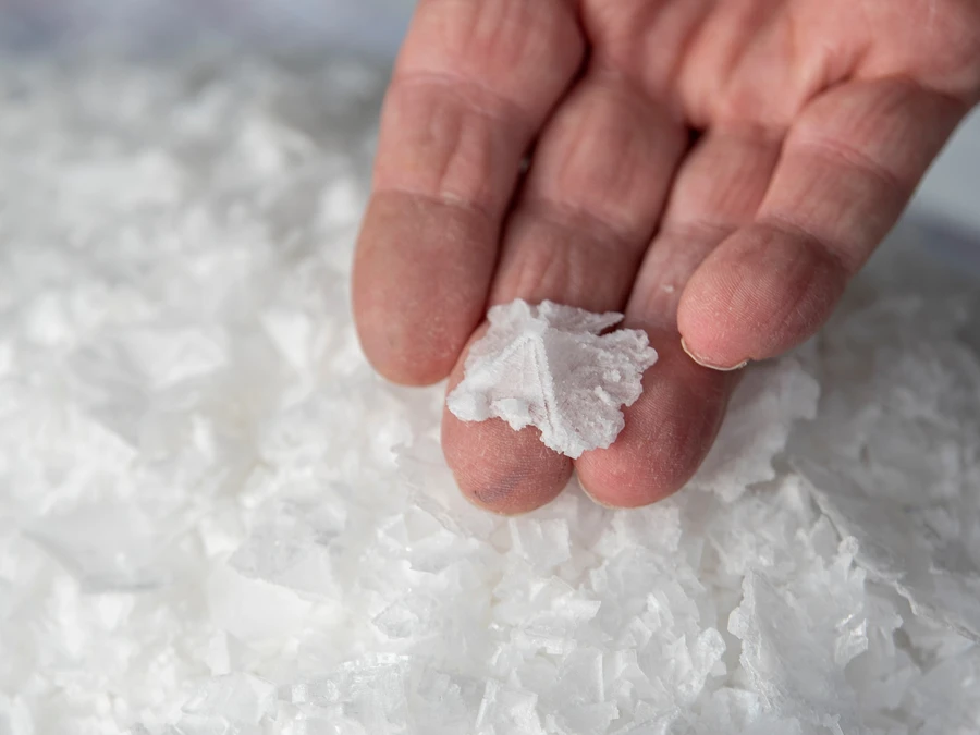 Solche Salzkristalle bzw. -pyramiden entstehen beim Sieden.