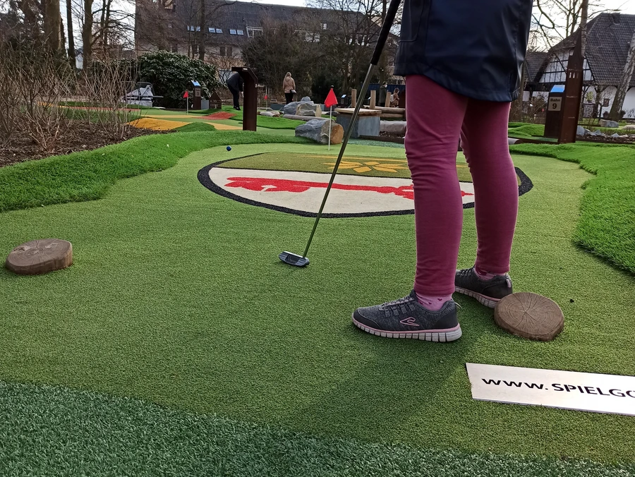 Los geht das Mikroabenteuer Adventuregolf im Kurpark Bad Sassendorf an Bahn 1 mit dem Wappen der Gemeinde Bad Sassendorf.