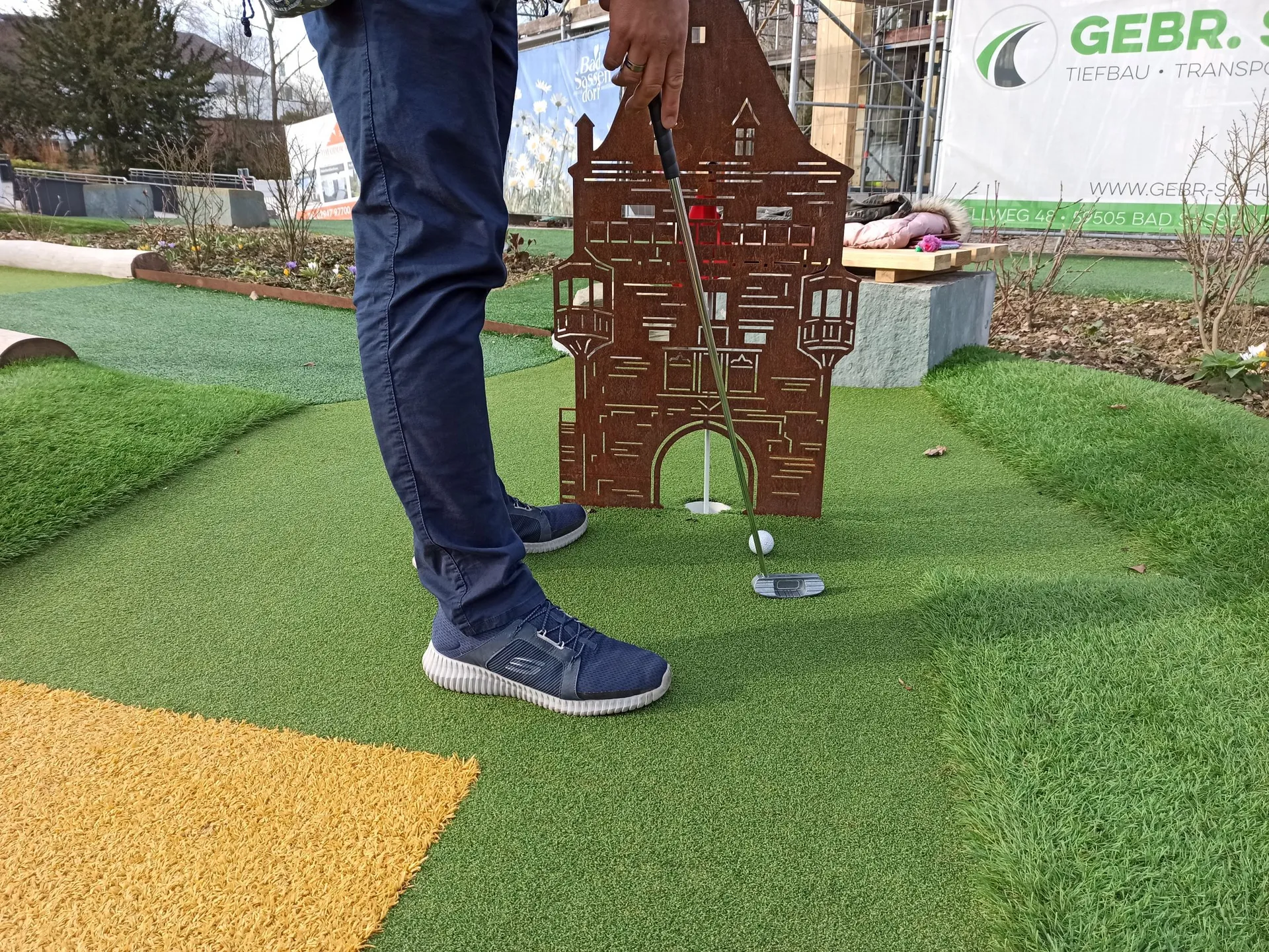 Von Geseke, über Erwitte bis nach Soest führen die Golfbahnen der Adventuregolfanlage Bad Sassendorf vorbei an bekannten Sehenswürdigkeiten wie hier dem Osthofentor, durch das gespielt wird.