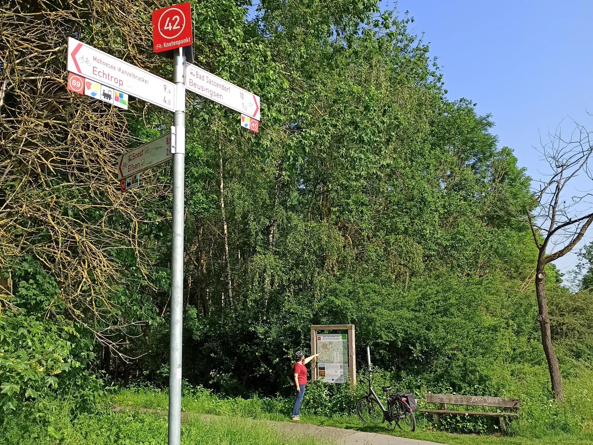 Die Knotenpunkttafeln entlang der Route geben darüber Aufschluss, wo man sich gerade befindet und was es in der Nähe zu sehen gibt.