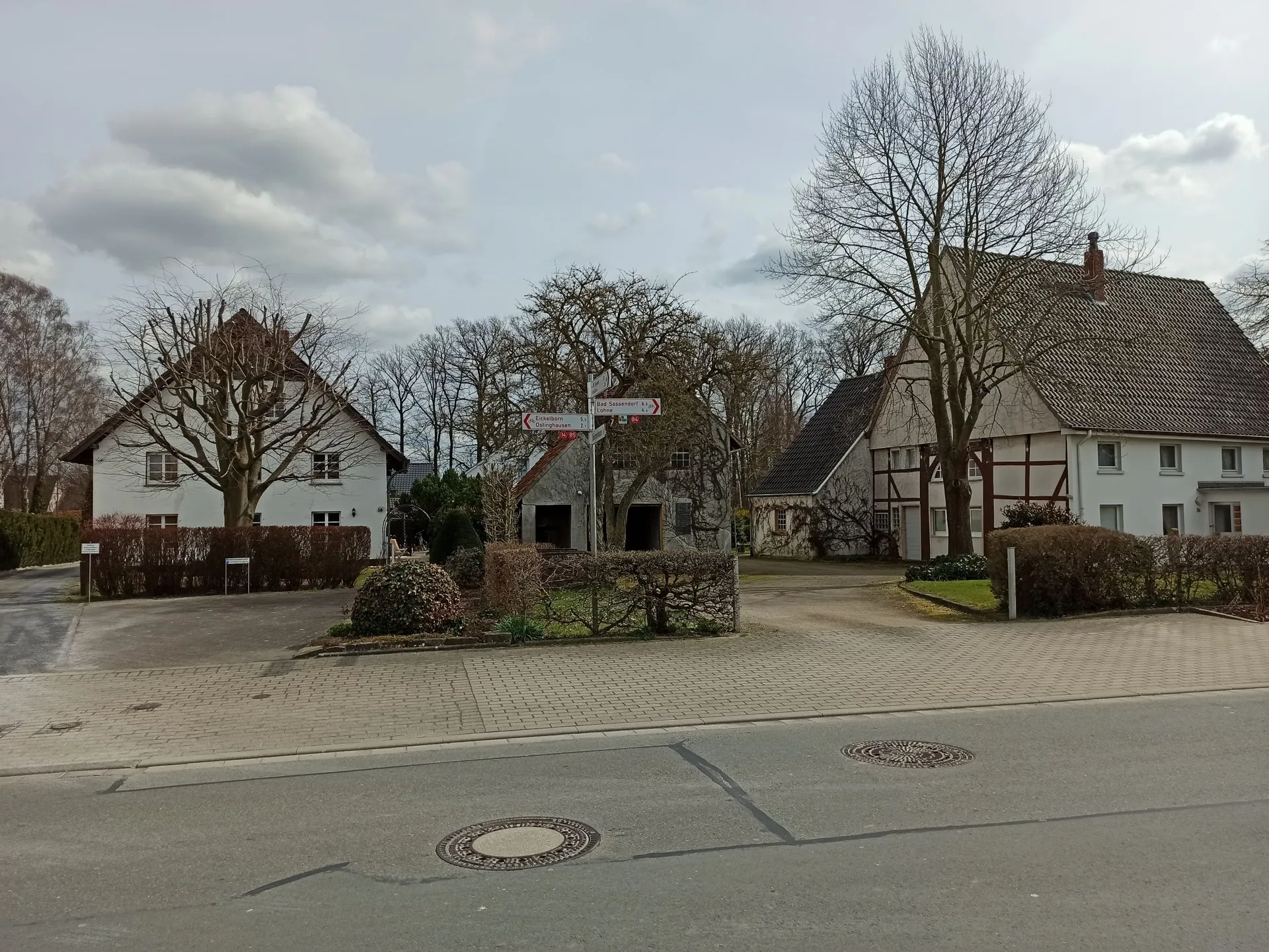 An dieser Gabelung befindet sich der Landgasthof Vogt, hier kann man eine Pause im Biergarten einlegen, dann geht es weiter Richtung Ostinghausen.