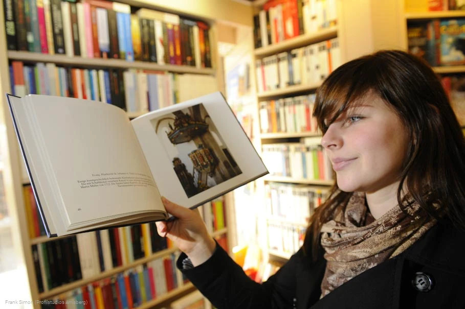 In der Bücherei finden Sie eine große Auswahl an Büchern verschiedener Genres, außerdem liegen Zeitungen und Zeitschriften zum Lesen aus.