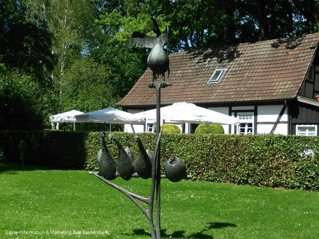 Hühnerbaum-Skulptur im Kurpark Bad Sassendorf