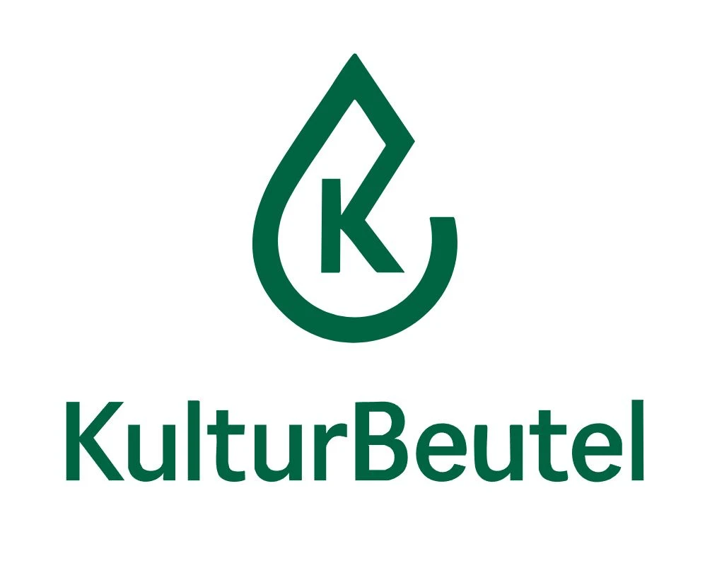 Das ist das Logo von KulturBeutel, dem neuen Drogeriemarkt in Bad Sassendorf, der am 1. Oktober 2026 eröffnet und mehr als nur Produkte für den alltäglichen Bedarf anbieten wird.