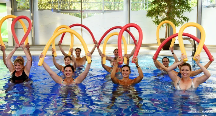 Wer nicht nur Entspannung in der Börde-Therme sucht, ist bei der Wassergymnastik richtig. Hier kommt man sogar unter Wasser ins Schwitzen.