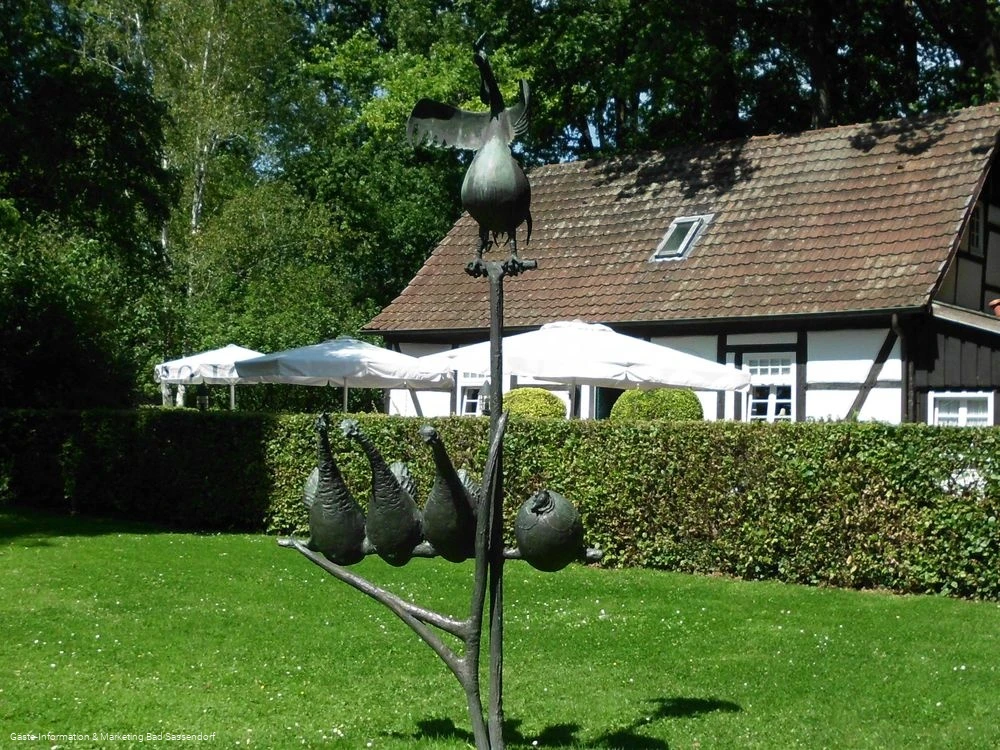 Hühnerbaum-Skulptur im Kurpark Bad Sassendorf
