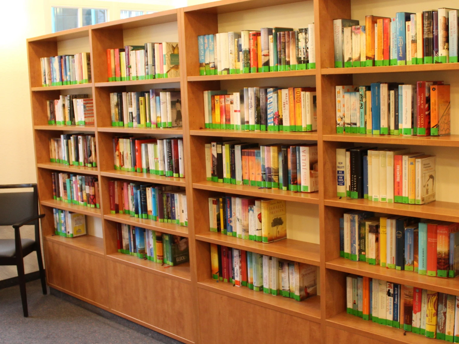 Regal voller Bücher im Haus des Gastes