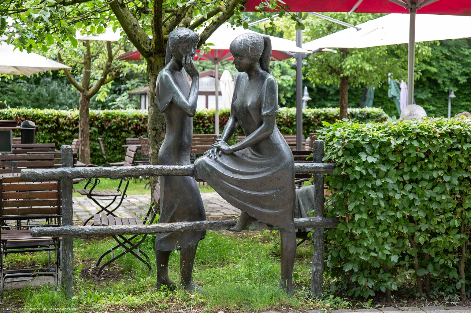 Flüsternde (Skulptur im Kurpark Bad Sassendorf)