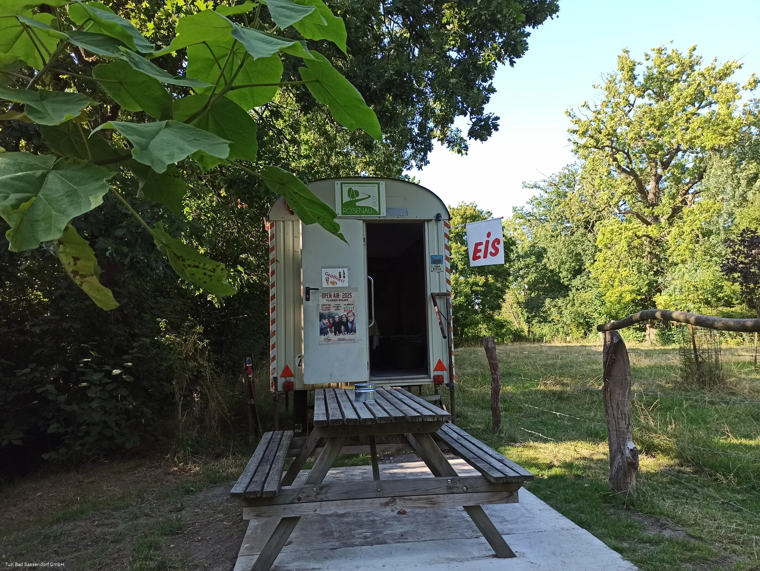 Rast-Bauwagen am Wanderweg an der Rosenau Rast-Bauwagen am Wanderweg an der Rosenau