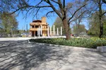 Mit der Sonne um die Wette glänzt das neue Erlebnis-Gradierwerk im Kurpark Bad Sassendorf. Von der ersten Etage aus genießt man einen schönen Blick über die Gartenspange hinweg bis zum Platz Nass.