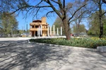 Mit der Sonne um die Wette glänzt das neue Erlebnis-Gradierwerk im Kurpark Bad Sassendorf. Von der ersten Etage aus genießt man einen schönen Blick über die Gartenspange hinweg bis zum Platz Nass.