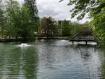 Der Teich mit Pyramide im Kurpark Bad Sassendorf